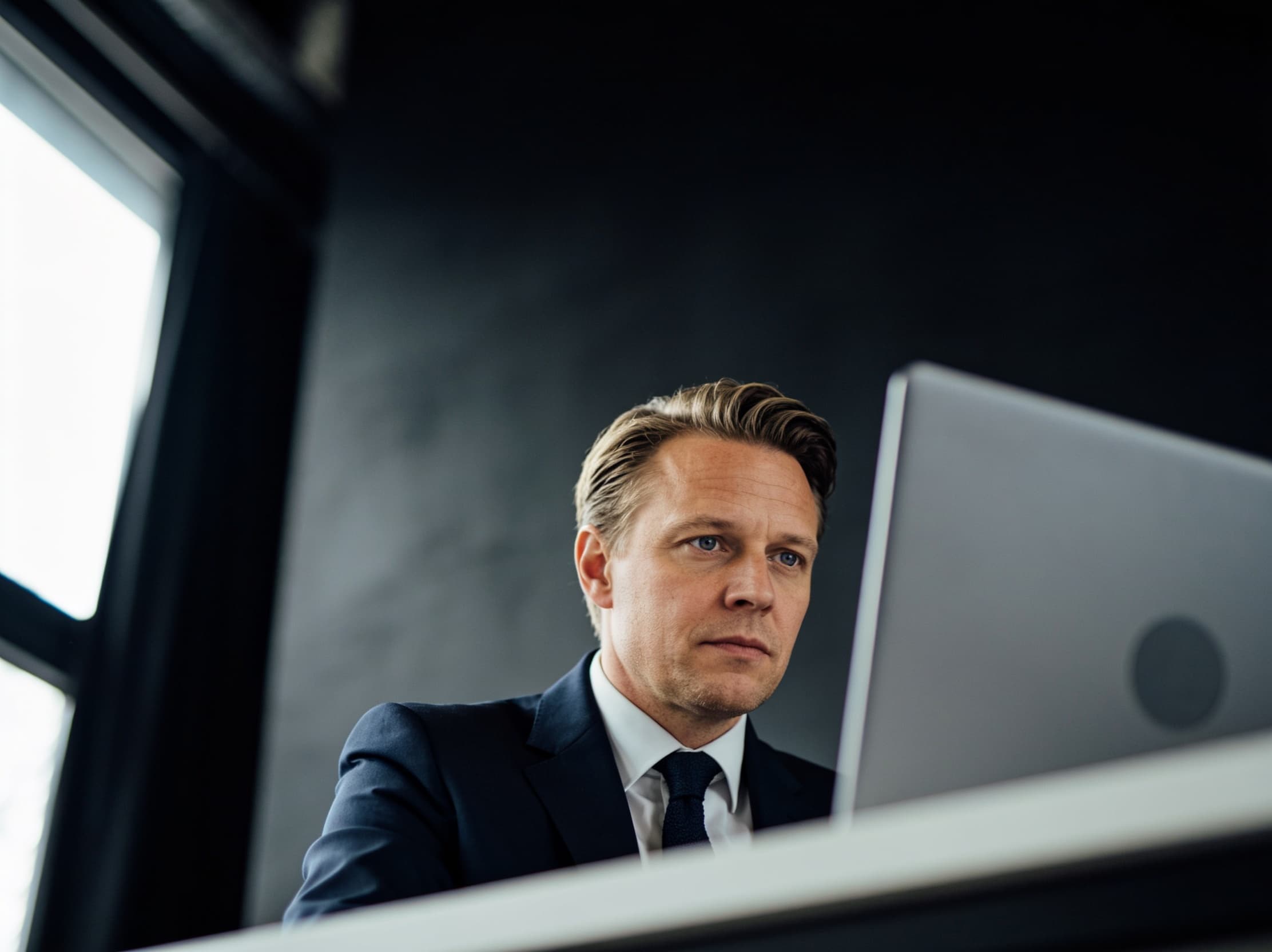 Salesperson composing a personalised LinkedIn message using Mirror